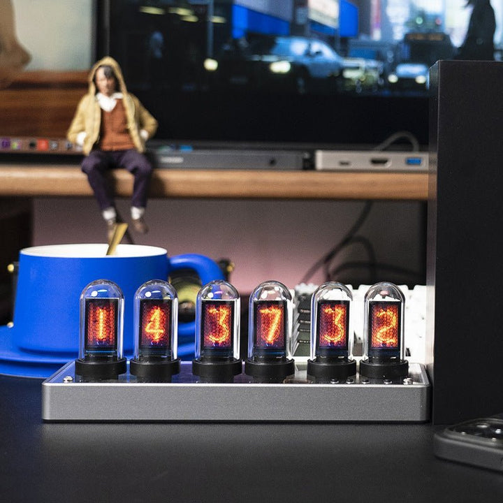 Elegante LED Nixie Deko-Uhr, vertikal, perfekt für Wohnzimmer & modernes Interieur.