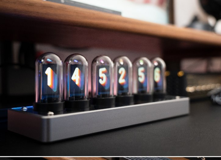Moderne vertikale LED Nixie Uhr, zeitloses Design für Schreibtisch oder Beistelltisch.