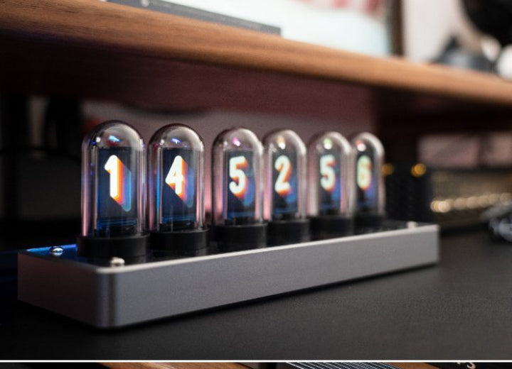 Moderne vertikale LED Nixie Uhr, zeitloses Design für Schreibtisch oder Beistelltisch.