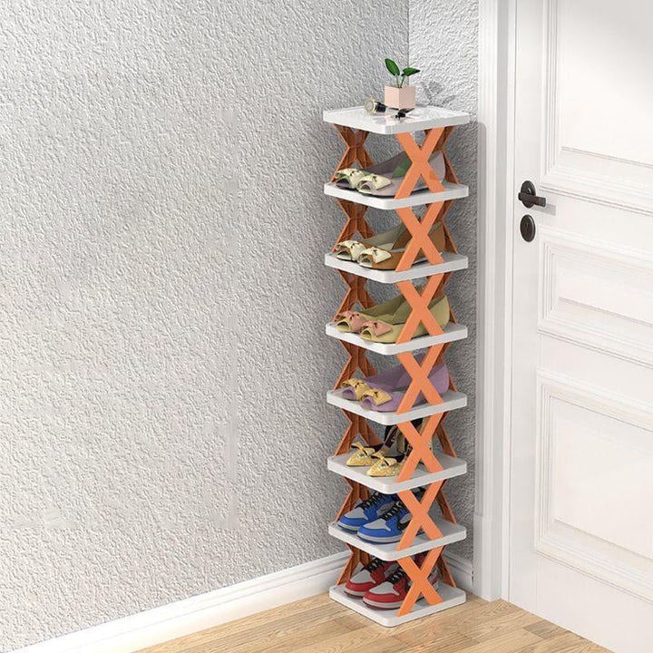Detaillansicht des vertikalen Schuhregals mit seinen robusten, mehrstufigen Ablagen für Schuhe.