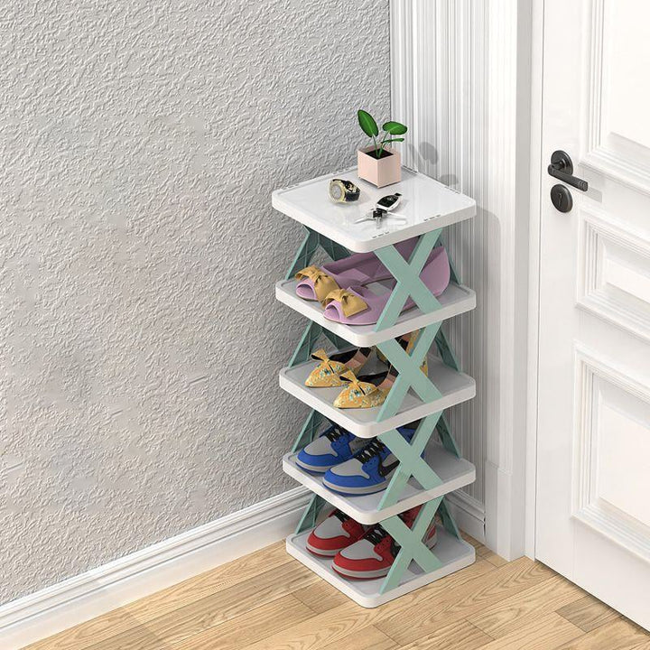 Vertikales Schuhregal im modernen Wohnambiente, bietet clevere Aufbewahrung für Schuhe.