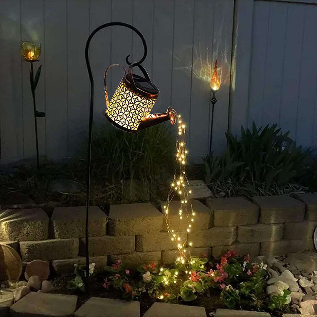 Verzauberte Solar Gartenleuchte mit magischem LED-Wasserfalleffekt, ideal für stimmungsvolle Außenbeleuchtung.