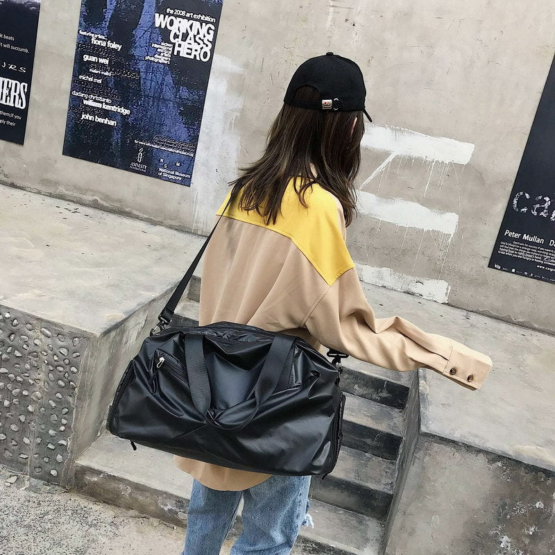 Strapazierfähige Sporttasche aus wasserabweisendem Material. Perfekt als Fitness- oder Handgepäcktasche.
