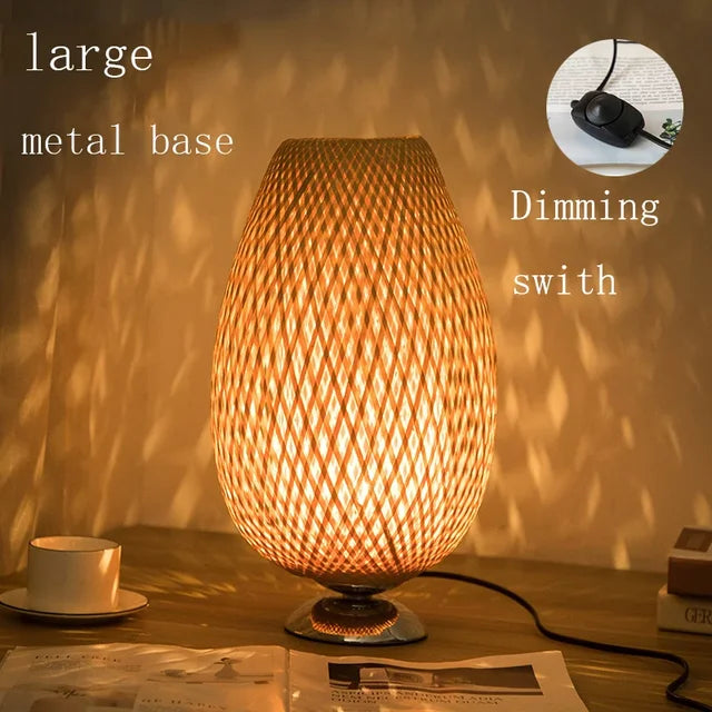 Robuste Bambus Tischlampe mit einzigartigem Design. Bringt natürliches Licht ins Schlafzimmer.