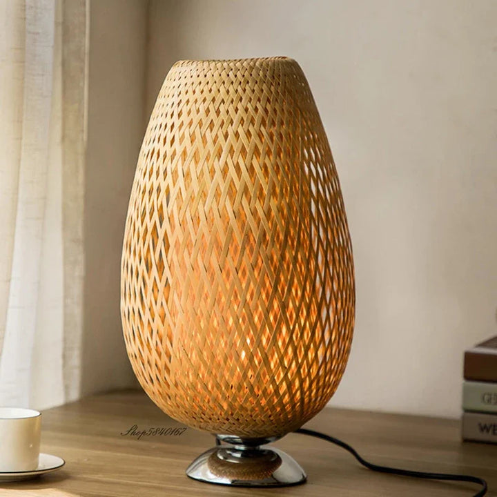 Vielseitige Bambus-Tischlampe im Vintage-Stil. Setzt stilvolle Akzente im Zuhause.