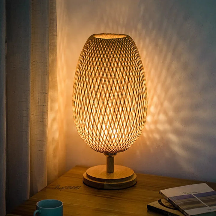 Warme Ausstrahlung: Vintage Bambuslampe mit gemütlichem Ambiente Licht für entspannte Stunden.