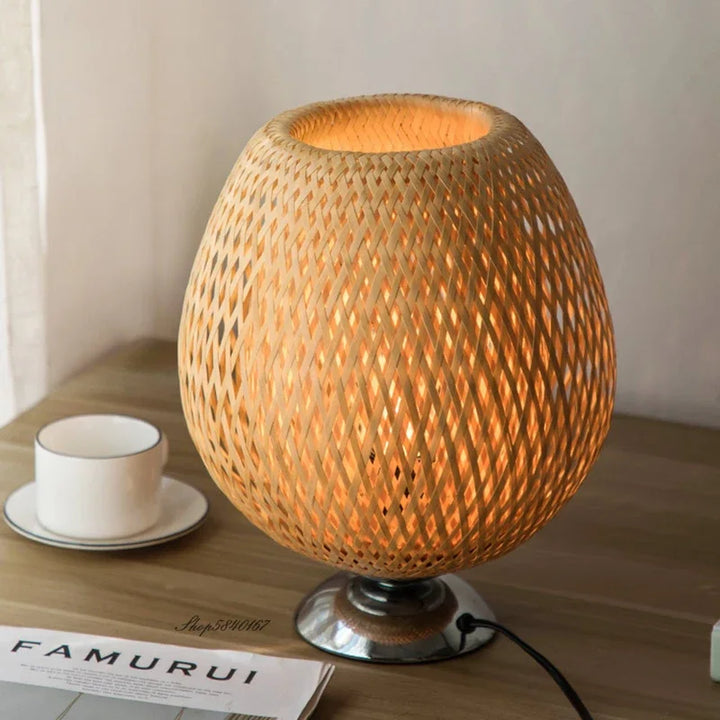 Handgefertigte Bambuslampe im Vintage-Stil. Nachhaltige Holzlampe als Dekoration.