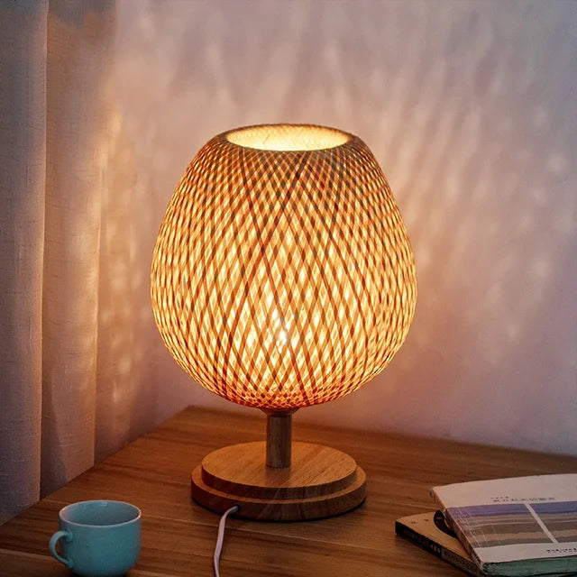Elegante Bambus-Tischlampe, perfekt für Wohnzimmer oder Schlafzimmer. Schafft natürliches Licht.