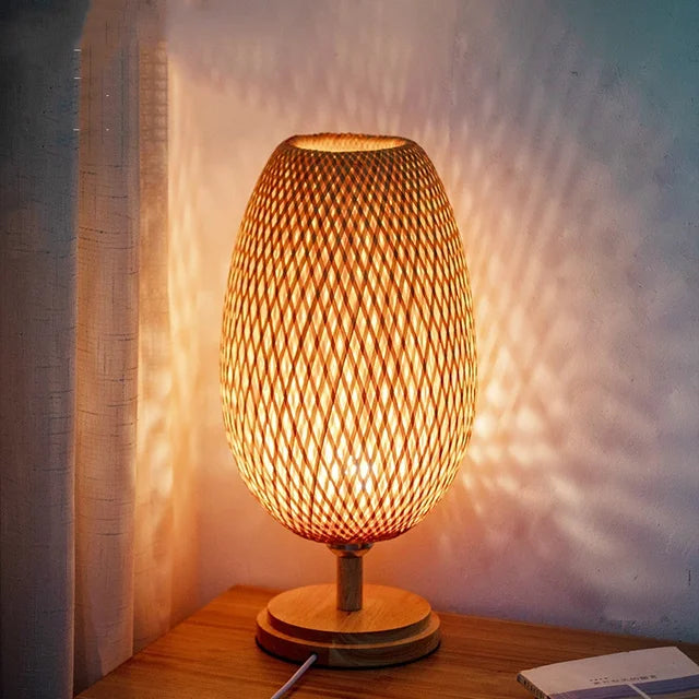 Gemütliche Vintage Bambus Tischlampe. Ambiente Licht für entspannte Abende im Schlafzimmer.