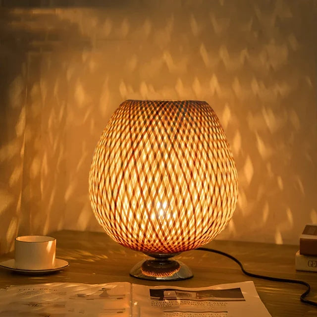 Stilvolle handgefertigte Bambus-Tischlampe. Nachhaltige Beleuchtung für modernes Wohnen.