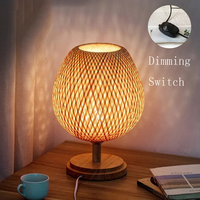 Detailansicht: Geflochtener Bambusschirm der Vintage Tischlampe. Natürliche Textur der Holzlampe.