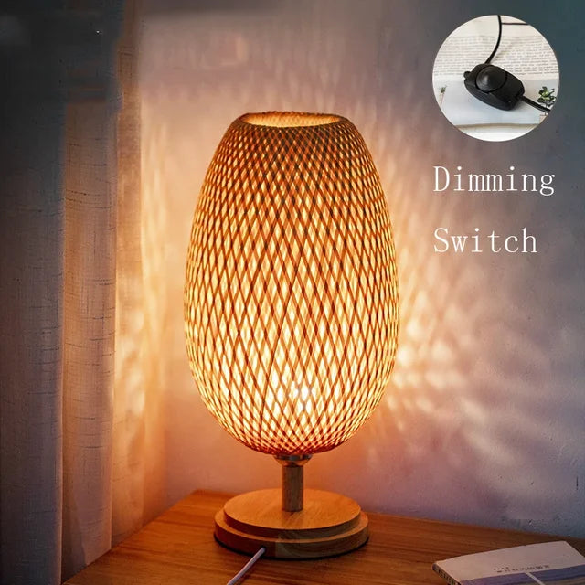 Bambuslampe auf einem Beistelltisch, spendet weiches, warmes Licht. Ideal als Wohnzimmerlampe.