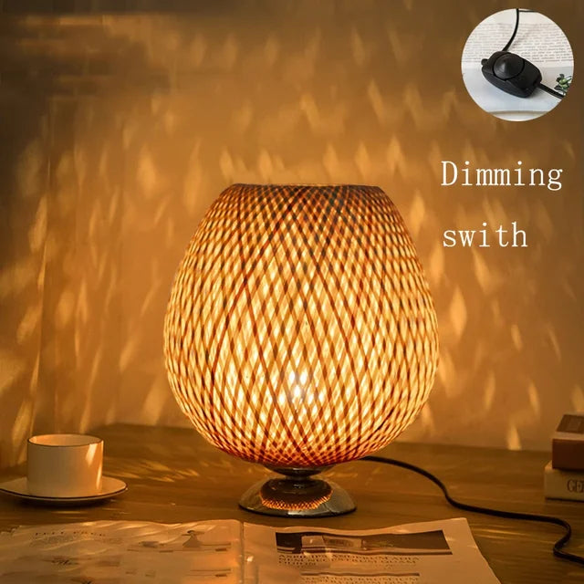 Attraktive Bambus-Tischlampe im Vintage-Look. Perfekt als Dekolampe für jeden Raum.