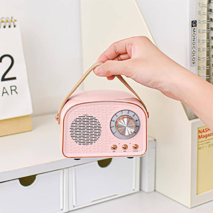 Klassischer Retro Bluetooth-Lautsprecher; moderne Akku-Technologie trifft Vintage-Optik für kabellosen Musikgenuss unterwegs.