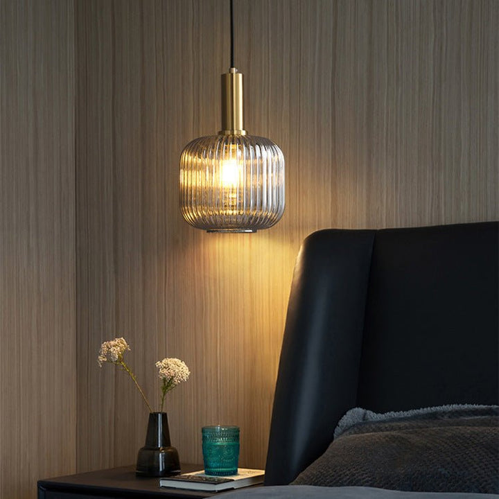 Detailaufnahme der farbigen Glaslampe, einzigartige Textur und Retro-Design.