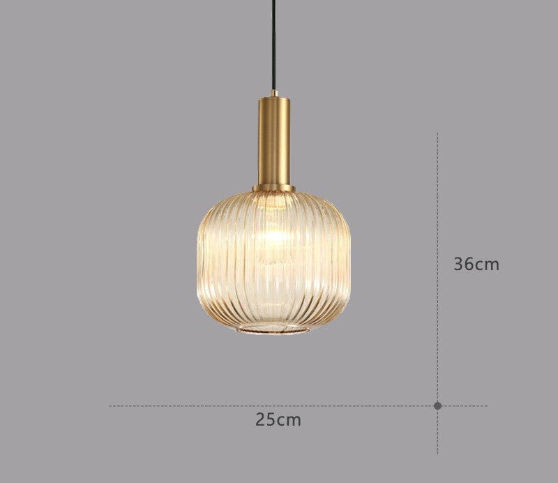 Elegante Hängeleuchte aus Glas im Vintage-Look, schafft einladendes Wohnzimmerlicht.