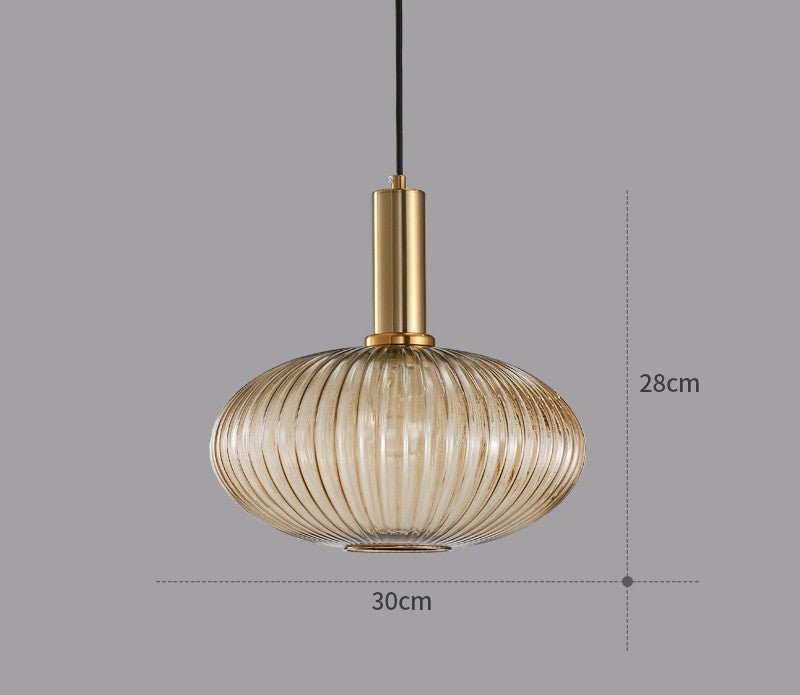 Zeitlose Glaslampe im Vintage-Design, ideale Beleuchtung für Esszimmer-Atmosphäre.