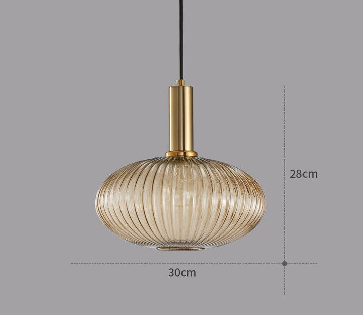Zeitlose Glaslampe im Vintage-Design, ideale Beleuchtung für Esszimmer-Atmosphäre.