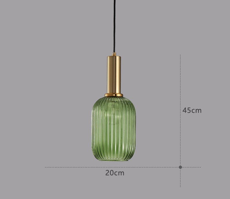 Klassische Vintage Glaslampe als Deckenleuchte, bringt Eleganz ins Wohnzimmer.