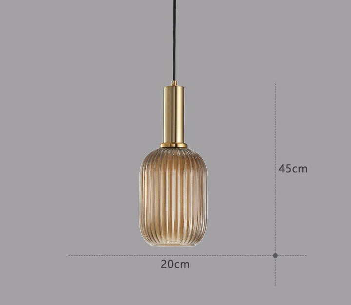 Design Hängeleuchte aus farbigem Glas, schafft warmes Ambiente im Schlafzimmer.