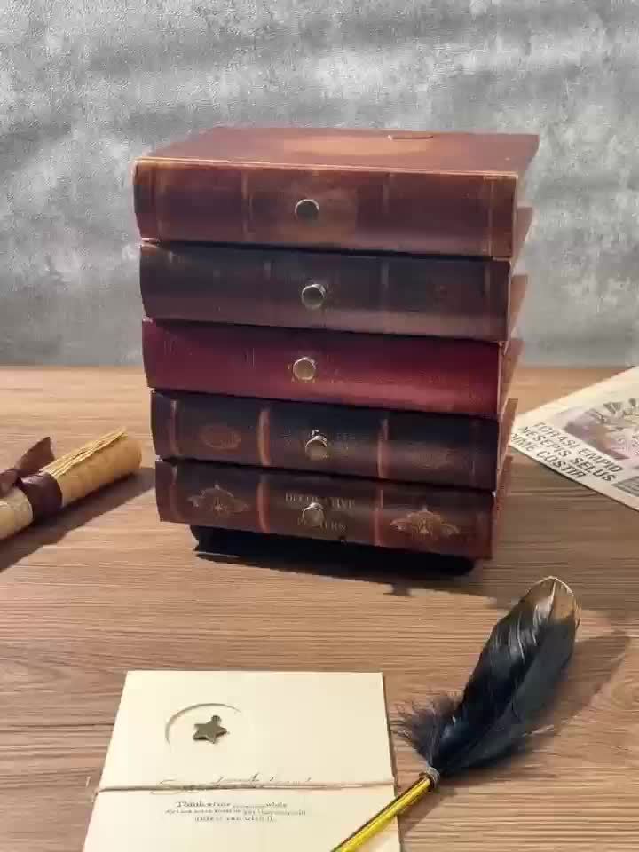 Stilvolle Holz-Schmuckbox im Buch-Design auf einem Regal, ideal als Vintage Organizer und Deko-Objekt.