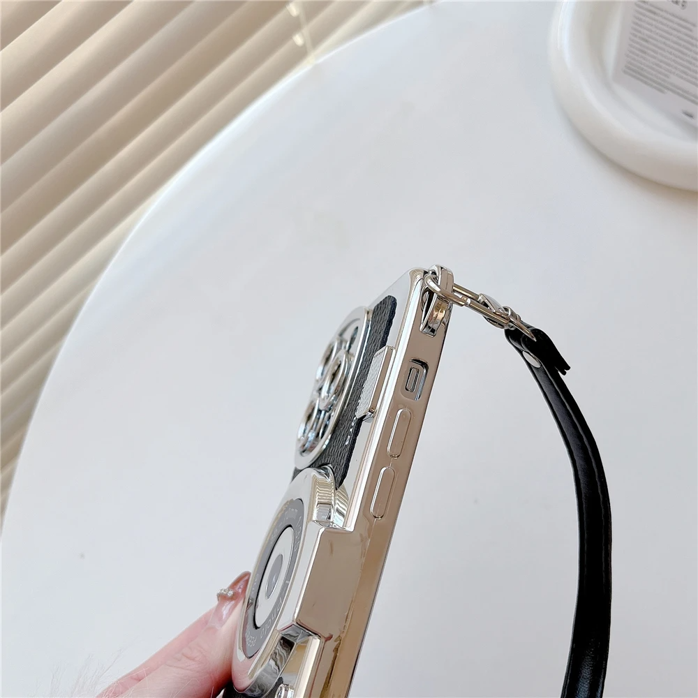 Modische Vintage Kamera iPhone Hülle mit praktischem, abnehmbarem Riemen für sicheren Halt am Handgelenk.