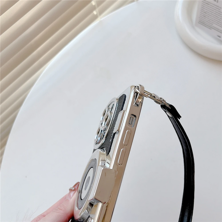 Modische Vintage Kamera iPhone Hülle mit praktischem, abnehmbarem Riemen für sicheren Halt am Handgelenk.