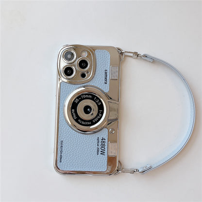 Detailreiche Vintage Kamera iPhone Hülle, Frontansicht mit Objektiv-Design und abnehmbarem Riemen.