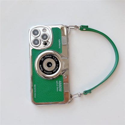 iPhone in Retro Kamera Schutzhülle mit Handgelenkband, kombiniert Sicherheit und unverwechselbaren Stil.