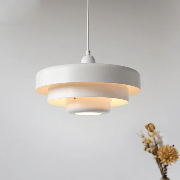 Vintage LED Hängeleuchte als zentrales Designelement; stilvolle Lampe für einzigartige Einrichtung.