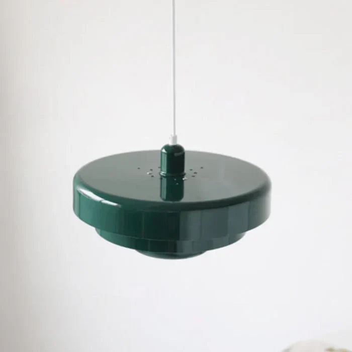 Vintage LED Deckenleuchte in modernem Interieur; elegante Wohnzimmerlampe mit Charakter.