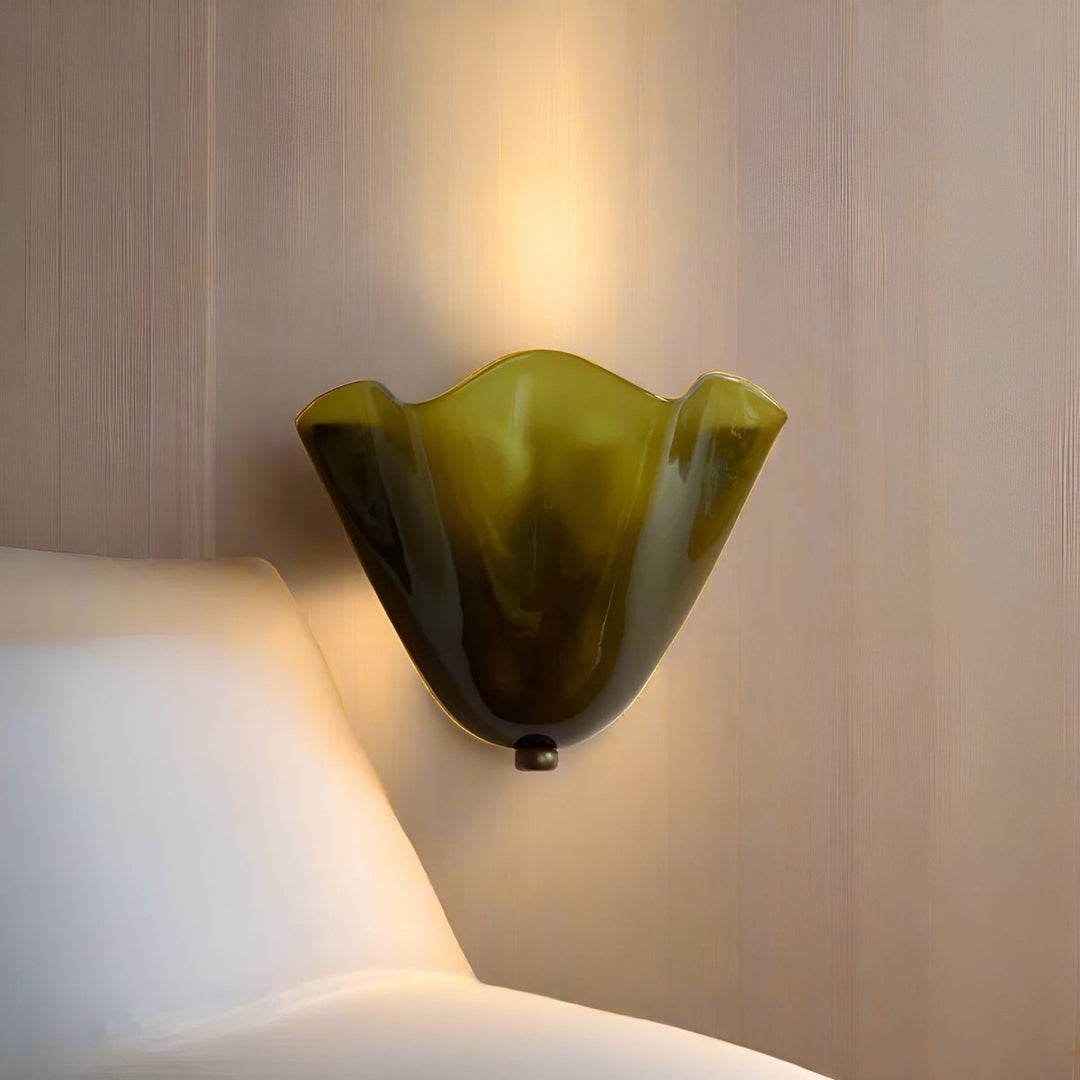 Vintage LED Wandlampe mit Buntglas-Design für stimmungsvolles Licht im Wohnzimmer.