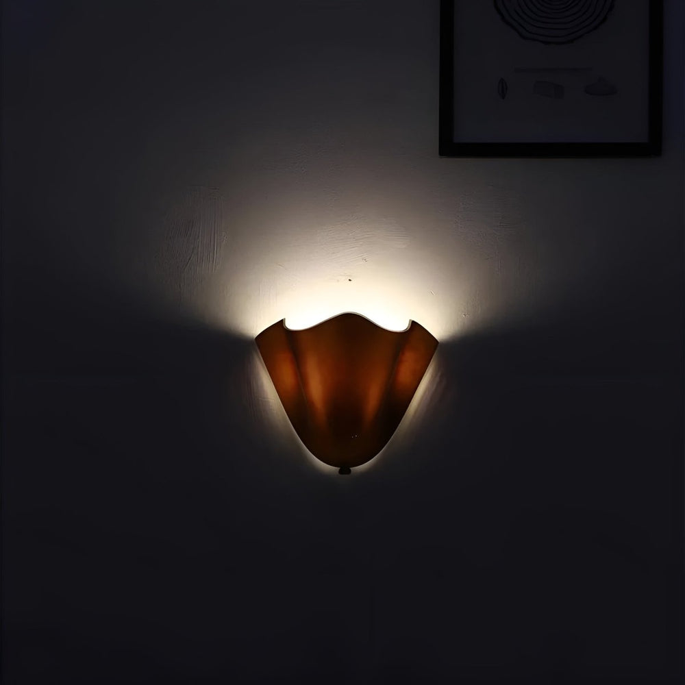 Art Deco Buntglas LED Wandleuchte im Vintage Stil, ideal für Flur- oder Schlafzimmer-Deko.