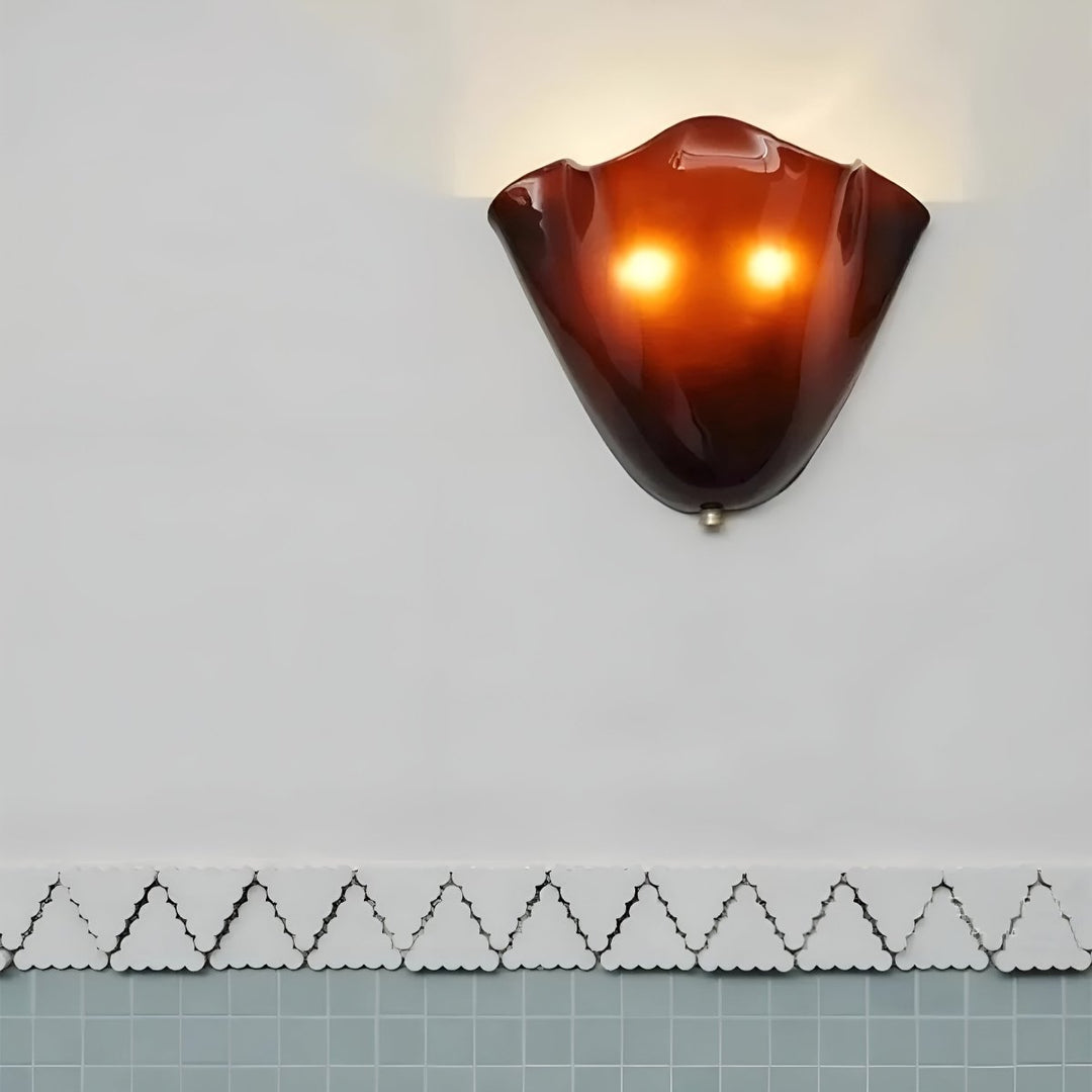 Elegante Vintage Wandlampe mit Buntglas-Muster, LED Beleuchtung, schafft warmes Ambiente.
