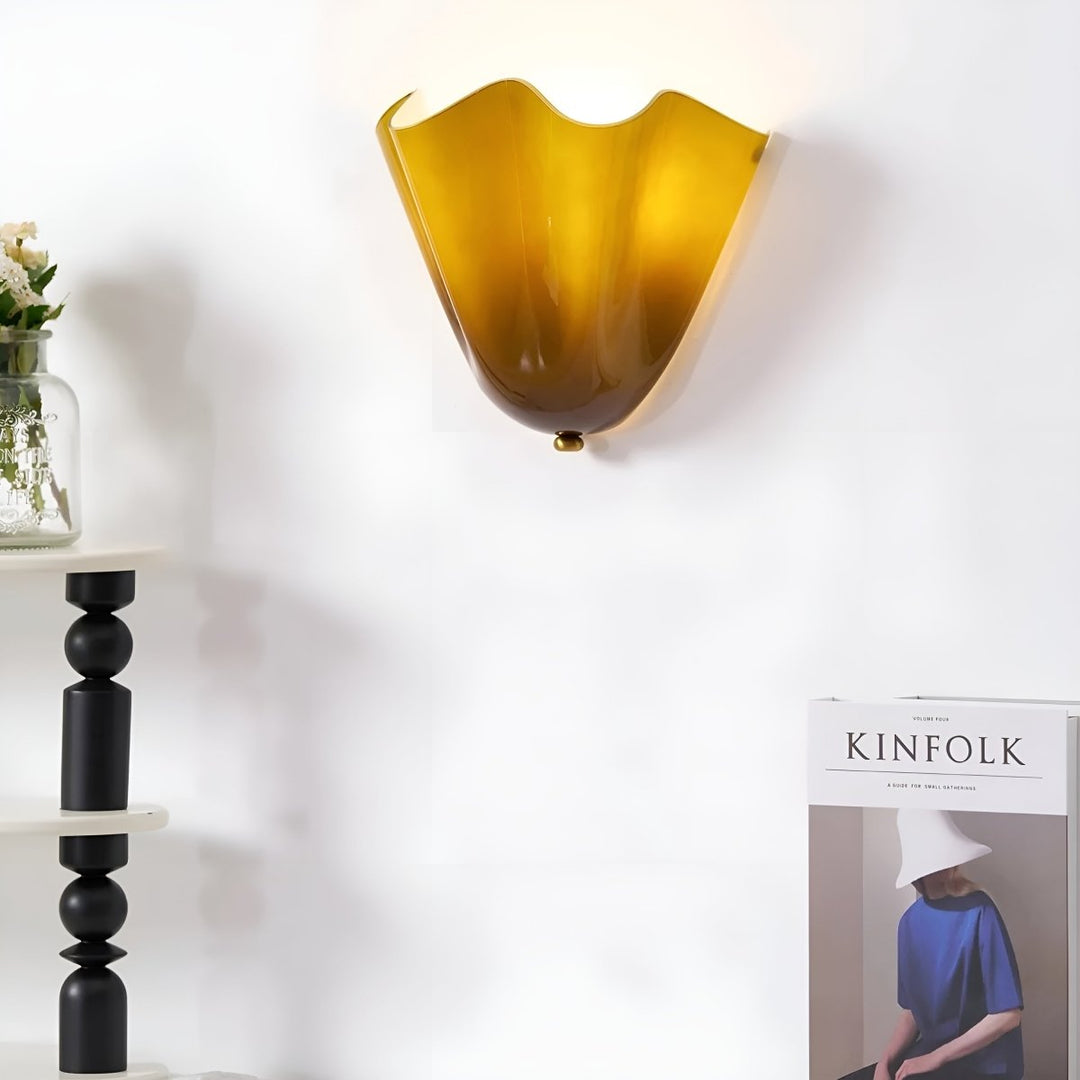 Energieeffiziente LED Wandleuchte im Vintage Buntglas-Look, stimmungsvoll für Schlafzimmer.