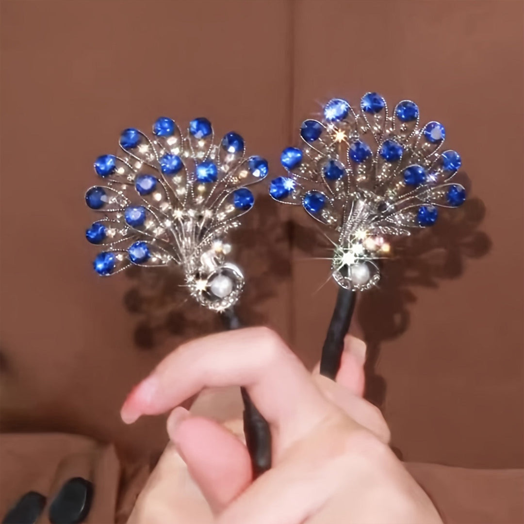 Schillernde Pfau-Haarspange im Vintage-Stil mit prächtigen blauen, grünen und roten Akzenten. Einzigartiges Accessoire.
