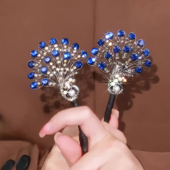 Schillernde Pfau-Haarspange im Vintage-Stil mit prächtigen blauen, grünen und roten Akzenten. Einzigartiges Accessoire.