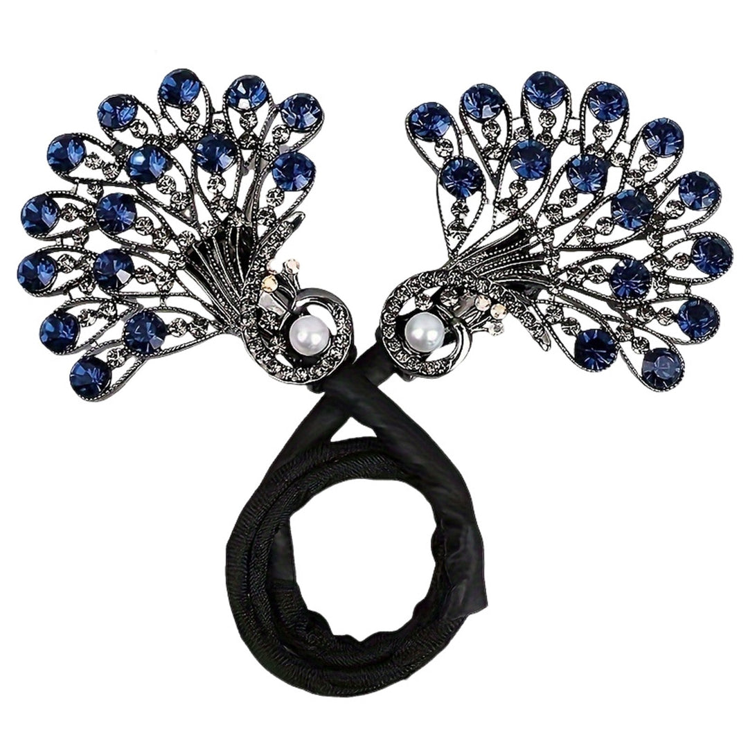 Exklusive Vintage Pfau Haarspange als perfekte Geschenkidee für Damen. Elegantes Haaraccessoire mit bunten Federn.