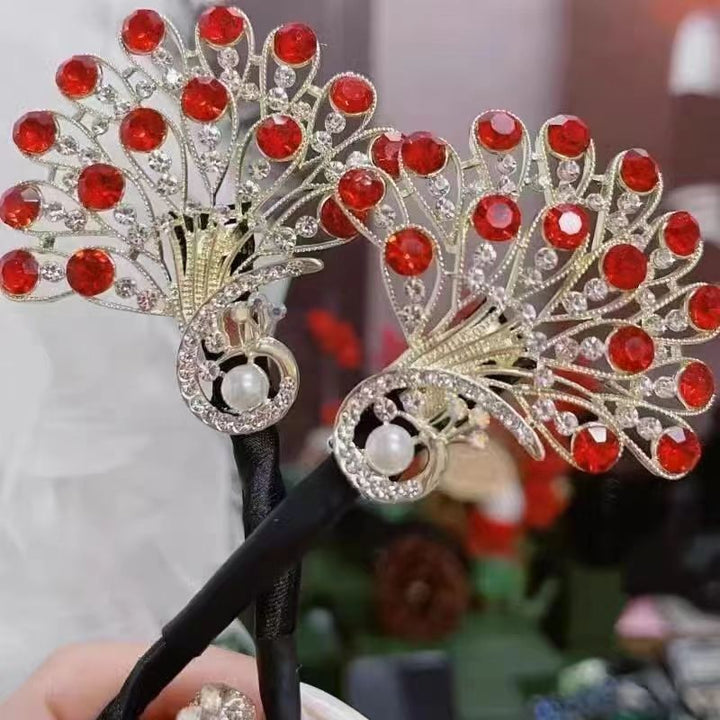 Hochwertige Damen Vintage Pfauen Haarspange, präsentiert auf neutralem Hintergrund. Perfekter eleganter Haarschmuck.