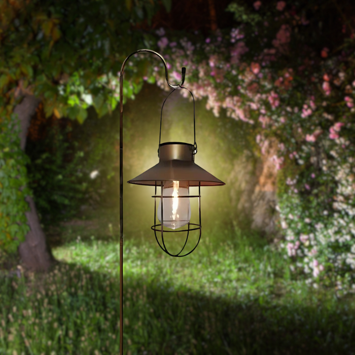 Energieeffiziente Solar-Gartenleuchte, Vintage-Optik, warmweißes LED-Licht für stimmungsvolle Abende im Freien.
