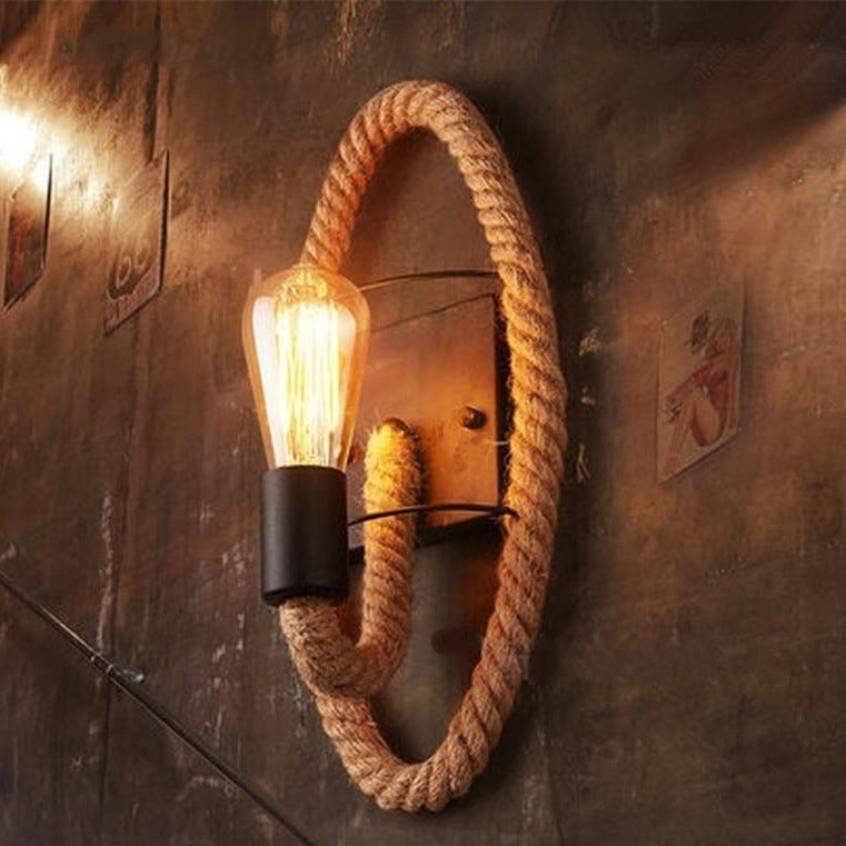 Vintage Wandleuchte mit Hanfseil und Eisen für rustikales Wohnzimmerambiente.