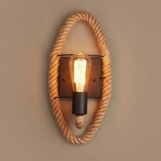 Industrielle Vintage Wandlampe aus Hanfseil & Eisen, schafft warmes Ambiente im Raum.