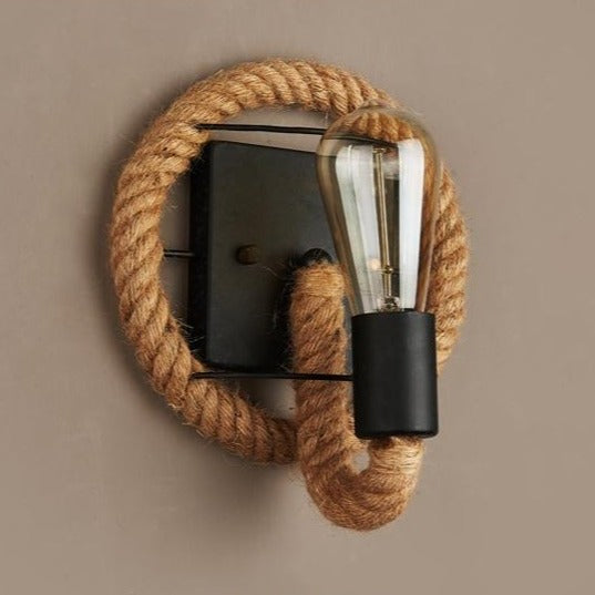 Stilvolle rustikale Beleuchtung: Wandleuchte mit Seil-Detail, E27 Fassung für warmes Licht.