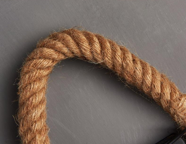 Rustikale Wandleuchte mit handgeflochtenem Hanfseil, schafft einzigartiges Vintage-Ambiente.