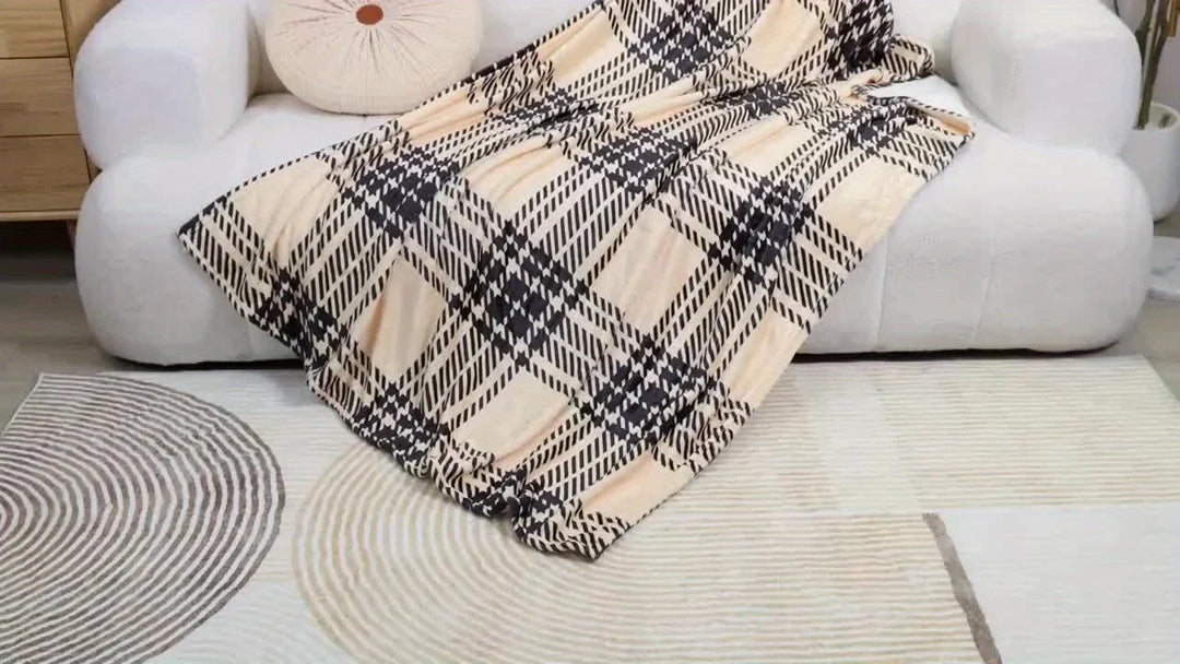 Gemütliche Vintage Flanell-Patchworkdecke mit floralem Muster als stilvolles Wohnaccessoire für Sofa oder Bett.