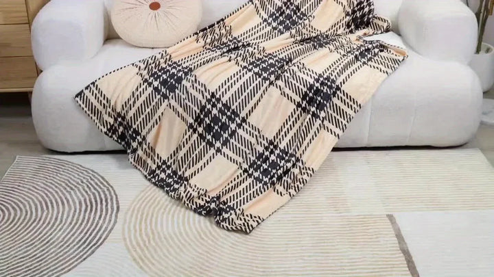 Gemütliche Vintage Flanell-Patchworkdecke mit floralem Muster als stilvolles Wohnaccessoire für Sofa oder Bett.