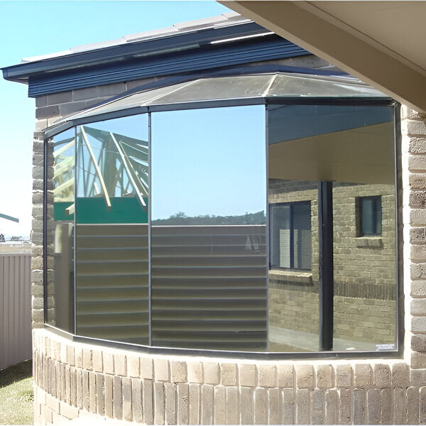 Selbstklebende Spiegelfolie als Fensterschutz, einfach anzubringen, bietet klaren Blick.