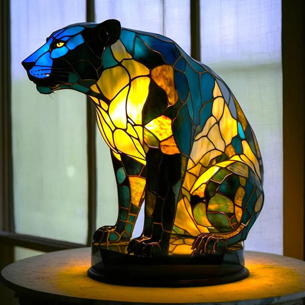 Dekorative Kunstlampe mit Tiermotiv aus Buntglas, ideal als Wohnaccessoire.