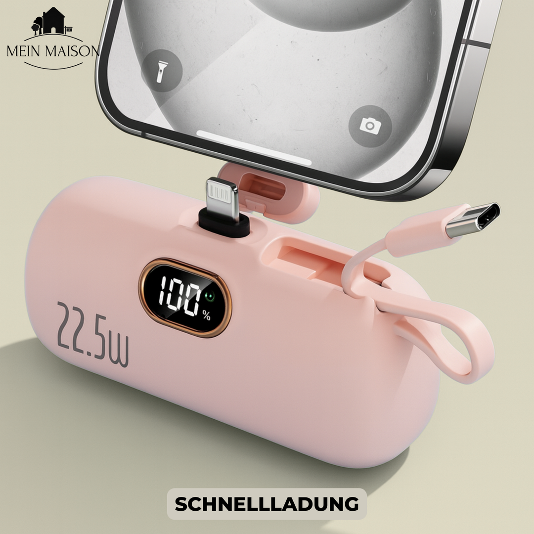 Kleine VoltZip Mini Powerbank in der Hand, ideal als Reisezubehör für iPhone und Android Smartphones.