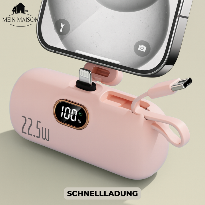 Kleine VoltZip Mini Powerbank in der Hand, ideal als Reisezubehör für iPhone und Android Smartphones.
